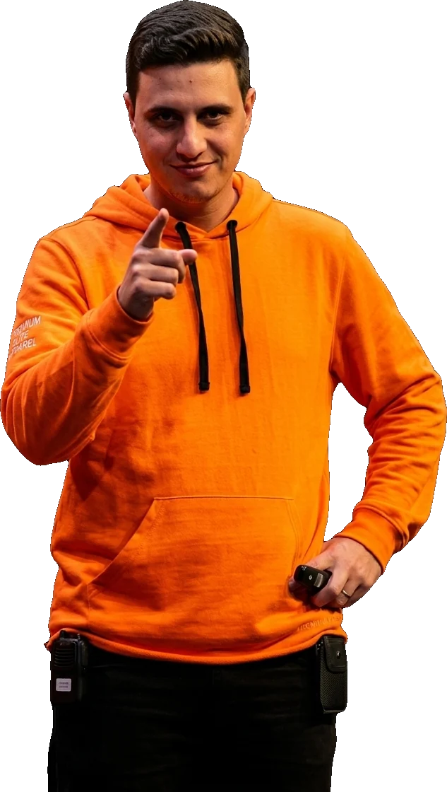 Lucas Idalino apontando para quem está vendo