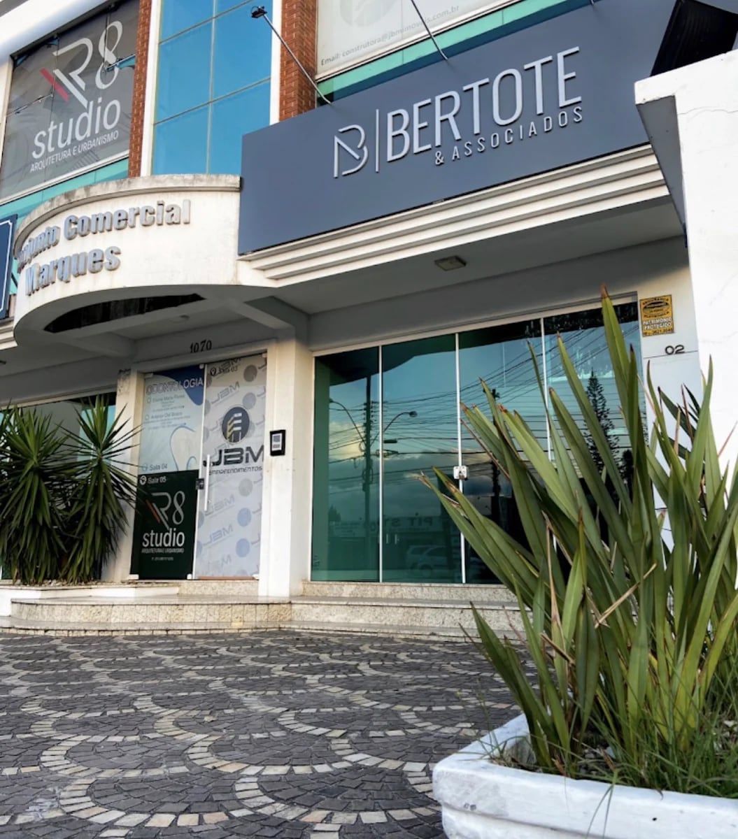 Fachada do edifício onde fica o escritório Bertote & Associados, na Av. Paraguassu, em Capão da Canoa