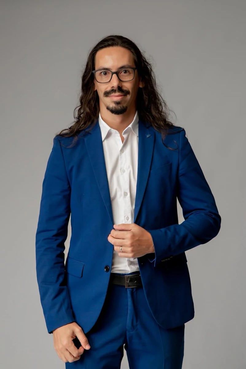 Tiago Bertote, advogado fundador do escritório, de terno azul